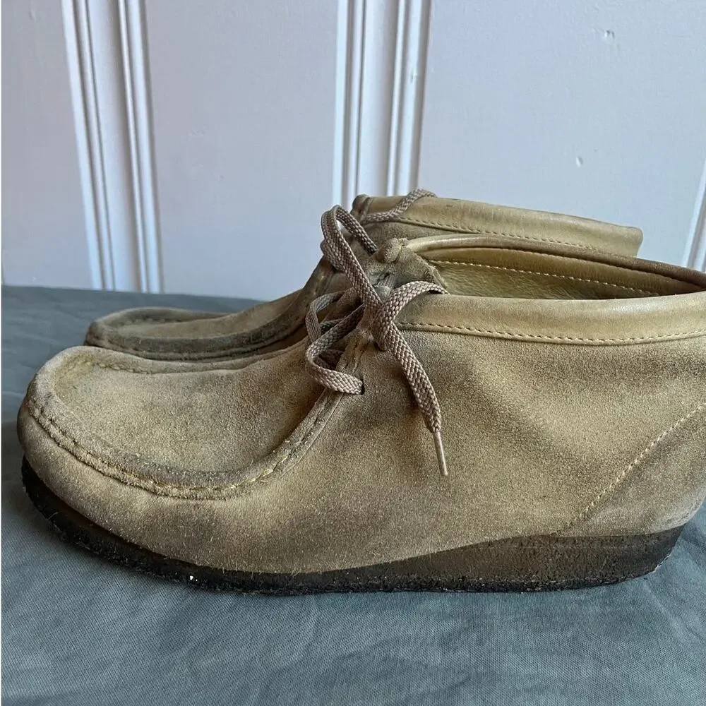 Clark Wallabee boots tan, beige size 8
